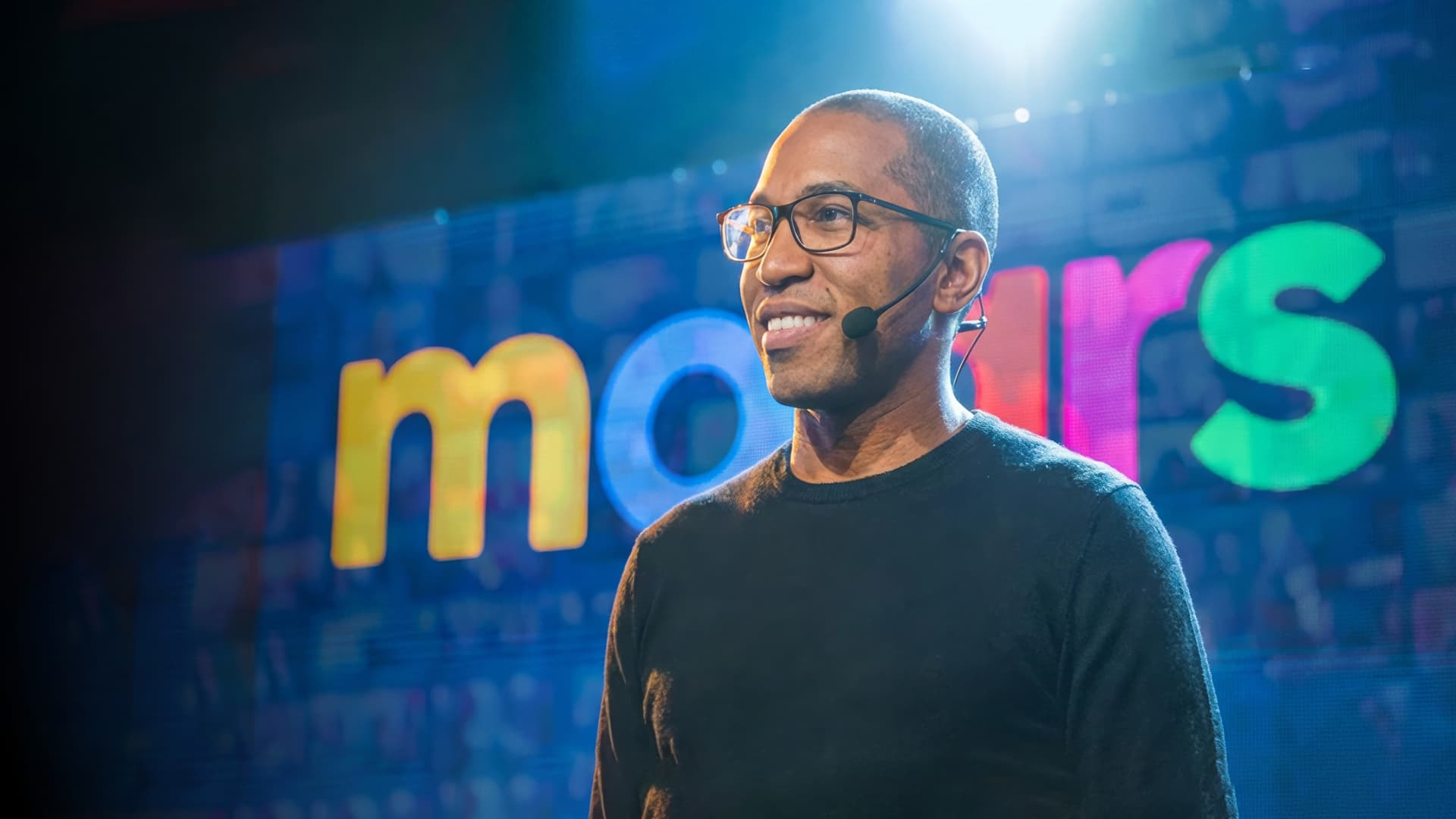 Salime Nassur, founder of maars, speaking on stage